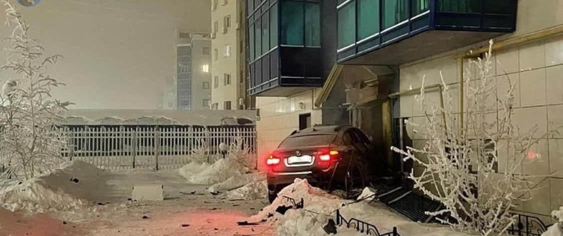 В Якутске автомобиль пробил ограждение и врезался в жилой дом