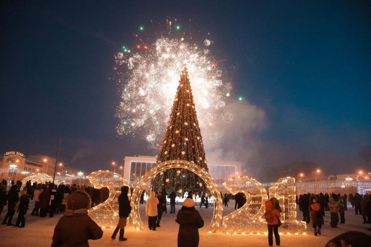 В Якутии зажгли самую первую новогоднюю ёлку страны