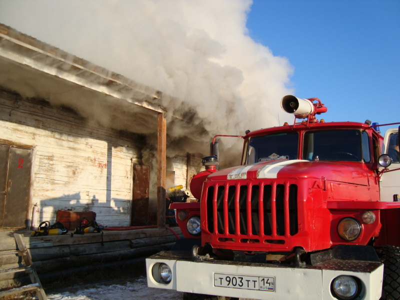 В Алданском районе по вине женщины загорелся гараж, поврежден автомобиль