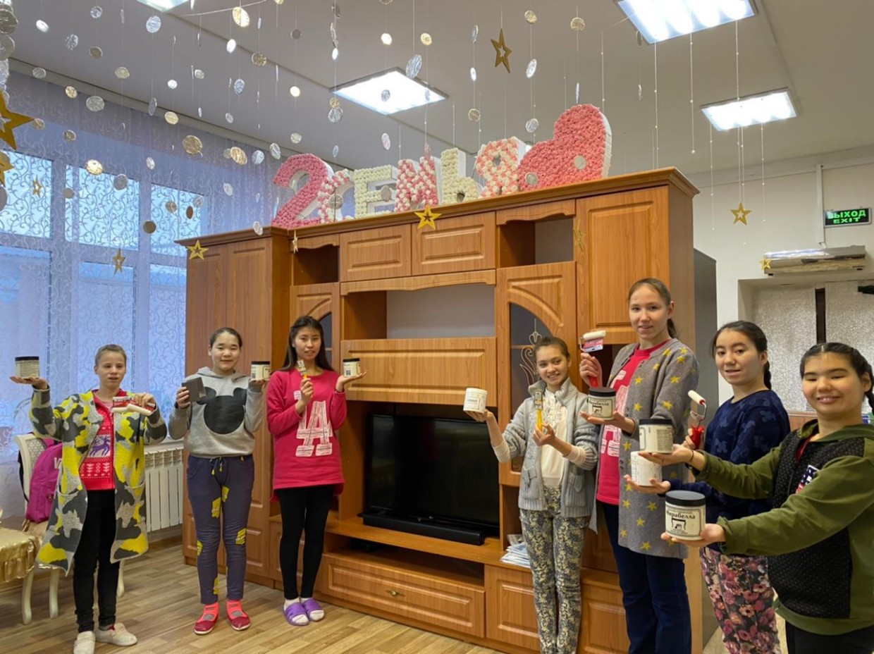 Работники Сахаэнерго сделали подарок воспитанникам школы-интерната №28 в Якутске