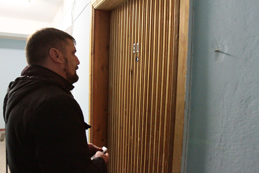 Житель Якутска сдал квартиру в аренду и заперся внутри, чтобы не впускать в нее квартиранта