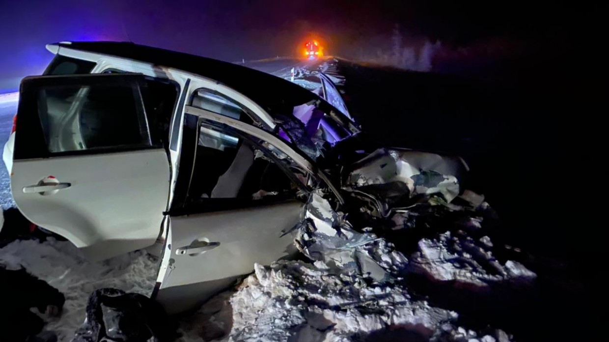 В Якутии в жуткой аварии погибли два человека, пострадал водитель