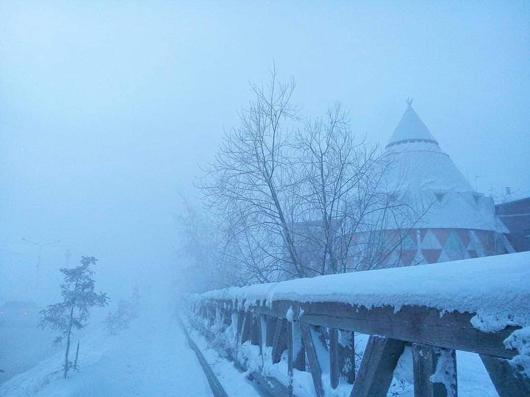 В Якутске вновь морозно: туман и слабый снег