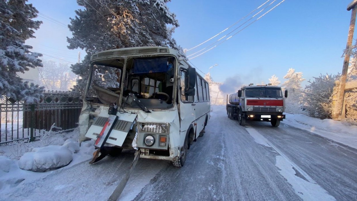 В Якутске столкнулись два маршрутных автобуса: Новые подробности