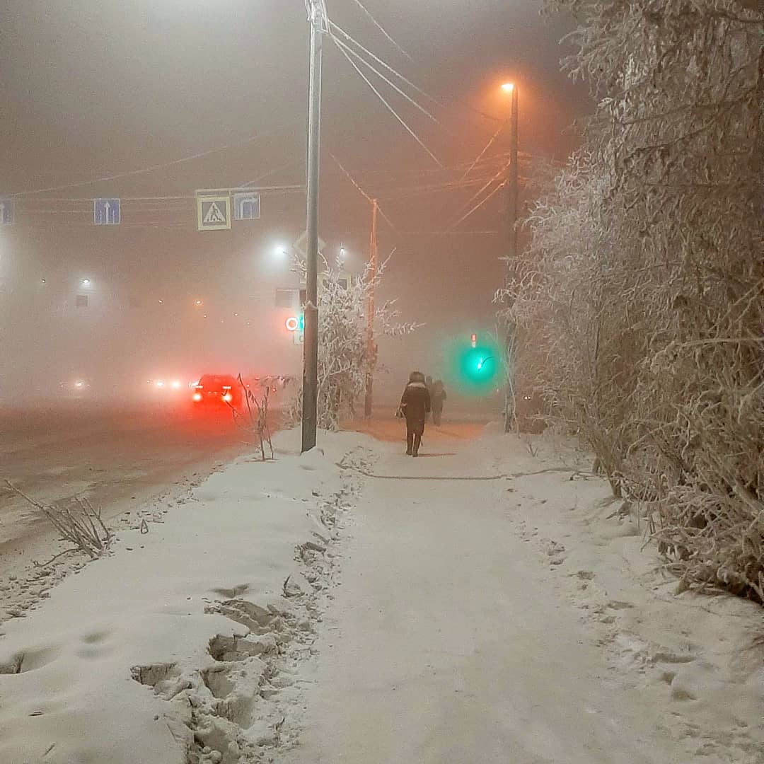 Точный прогноз якутск на 10 дней. Якутск зимний туман. Якутск холод туман. Якутск туман -50. Якутск зима туман.