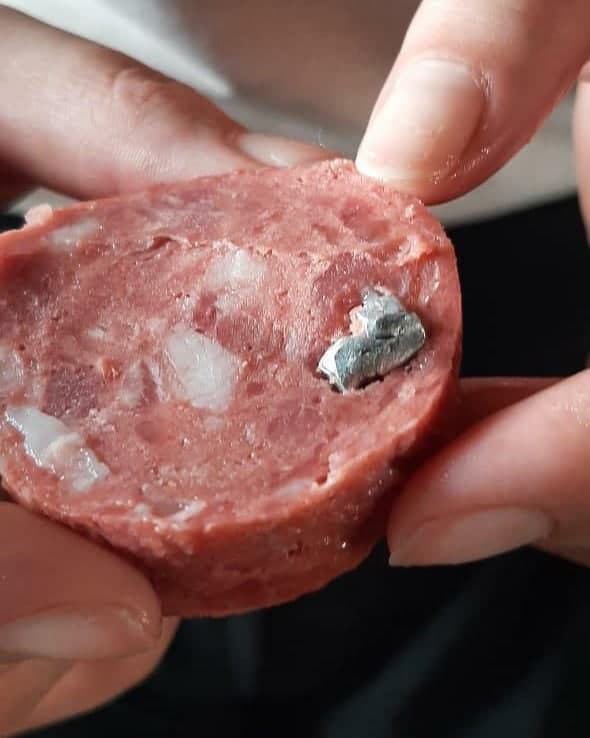 В Якутске в колбасе местного производителя нашли кусок металла