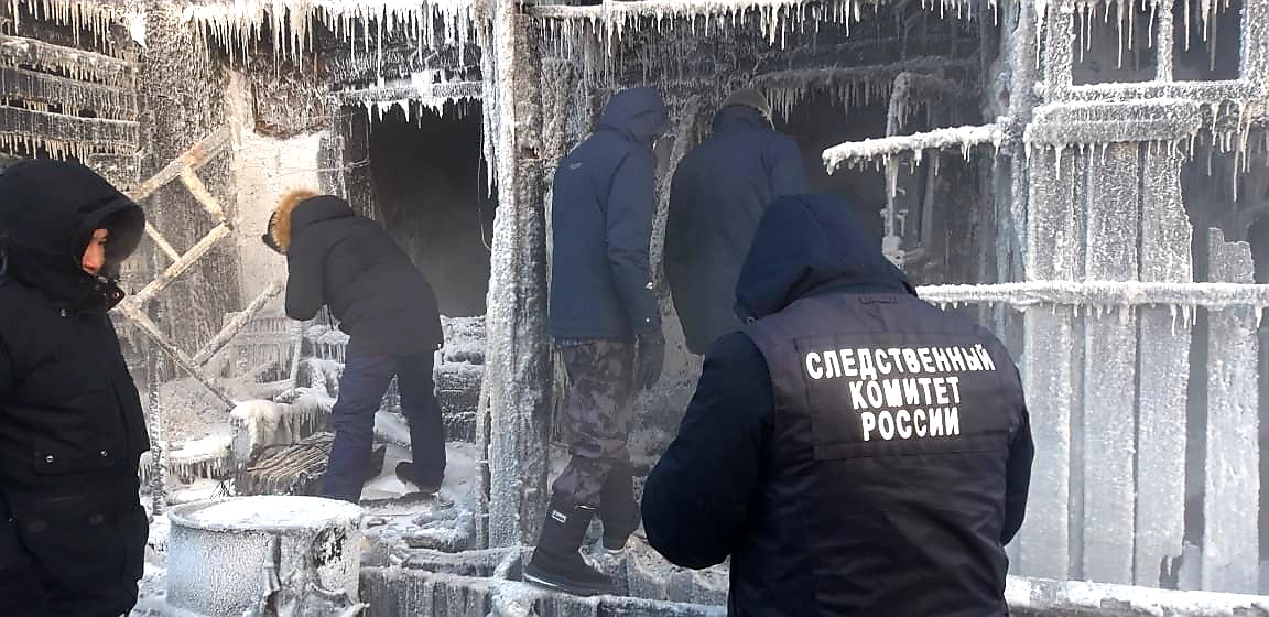 В Якутии на пожаре погиб мужчина и пострадала женщина: следователи начали проверку
