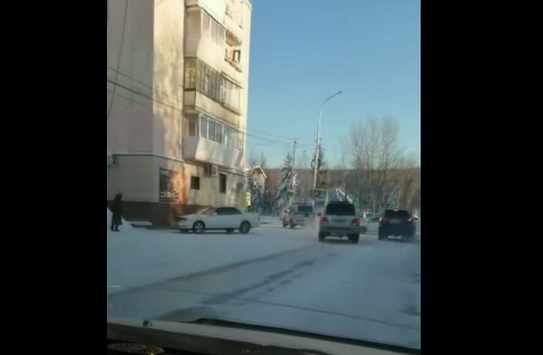 В Ленске водитель, лишённый права управления, пытался скрыться от сотрудников ГИБДД 