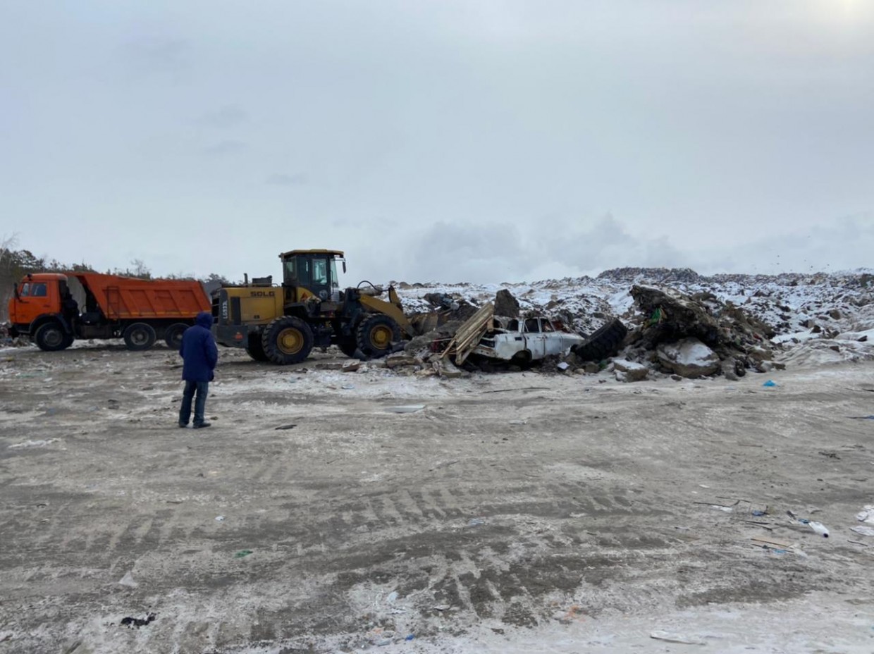 Для тушения возгорания на мусорном полигоне Якутска привлекут дополнительную технику