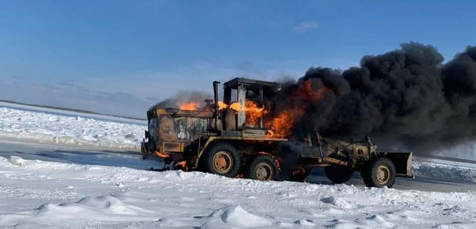 На ледовой переправе Якутск-Нижний Бестях загорелся грейдер