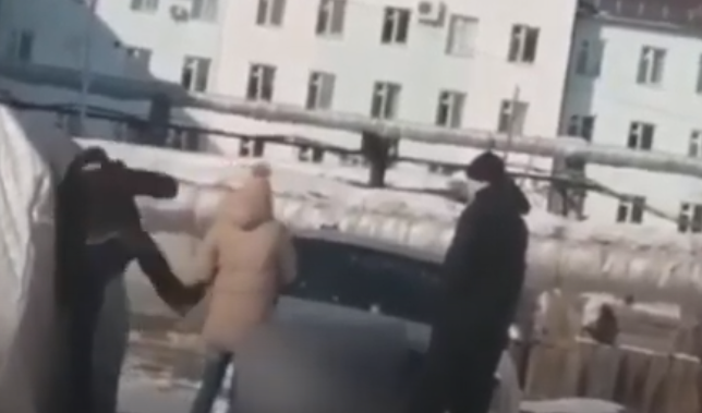 В Якутске мужчина набросился с кулаками на автомобиль