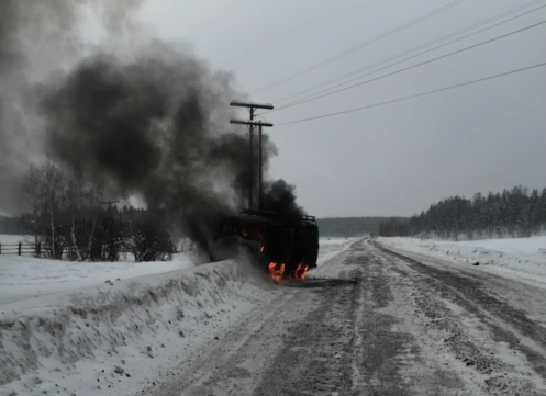 В Якутии на трассе загорелся микроавтобус