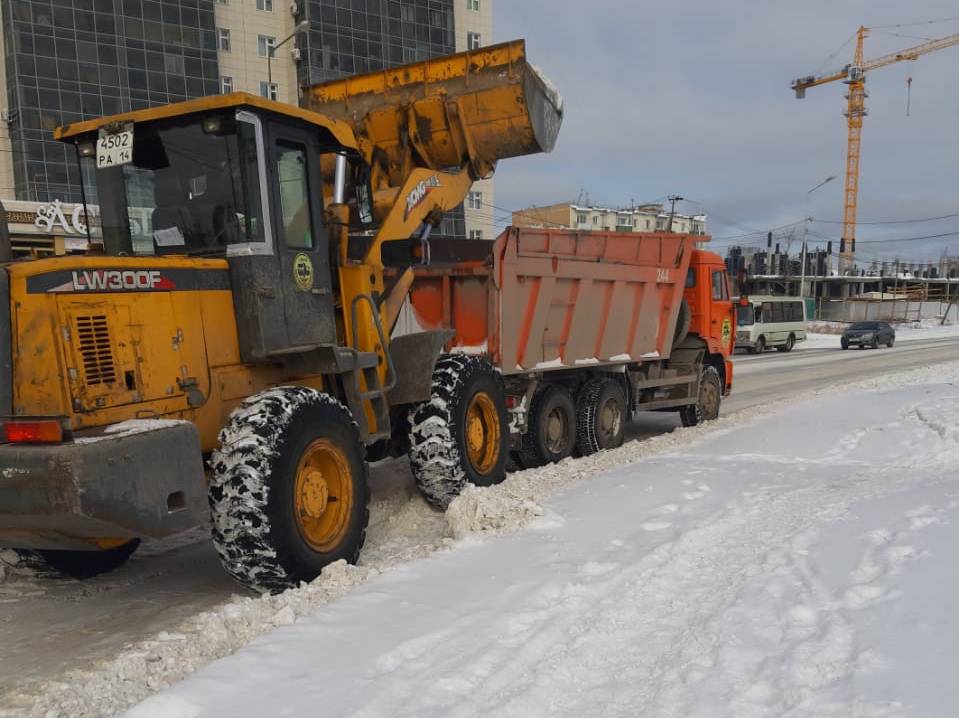 На улицах Якутска продолжается уборка и вывоз снега