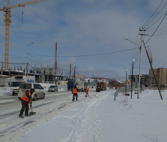В Якутске продолжается уборка снега в пригородах