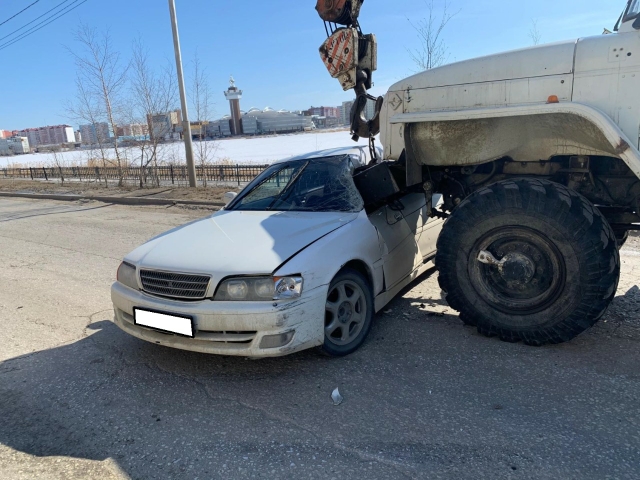 В Якутске при столкновении автокрана с иномаркой пострадали водитель и пассажир