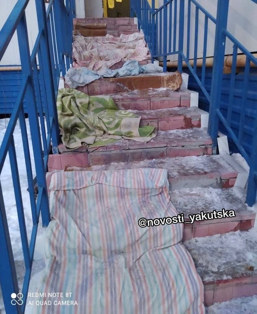 В Якутске на скользкую лестницу жилого дома постелили матрас и одеяла