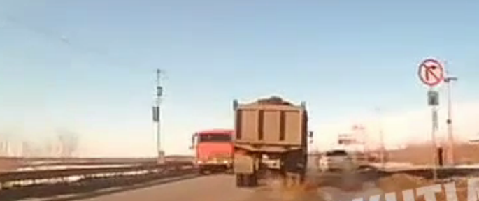В Якутске самосвал чуть не врезался в другой грузовик, пытаясь совершить двойной обгон