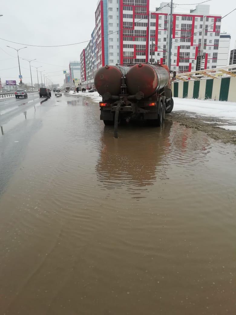МУП «Жилкомсервис» продолжает откачку талых воды с городских улиц