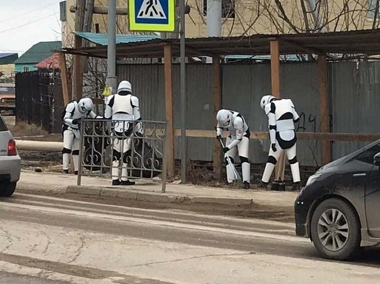 Имперские штурмовики из Звездных войн сделали уборку на улицах Якутска
