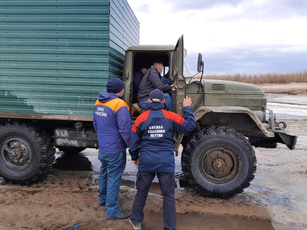 В Якутии водители продолжают рисковать жизнью, выезжая на лёд 