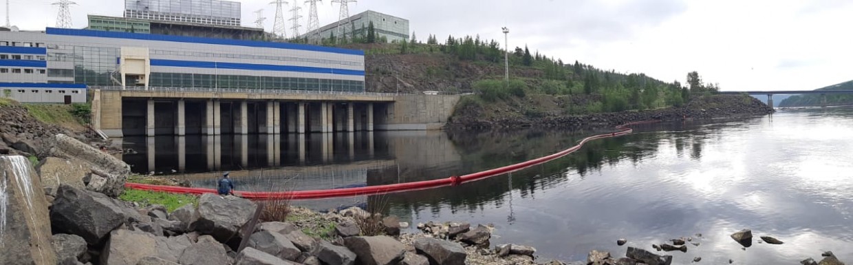 На Каскаде Вилюйских ГЭС продолжается работы по устранению масляного пятна на поверхности воды реки Вилюй