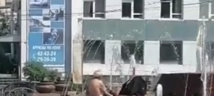 Голый мужчина устроил стирку в фонтане на площади Орджоникидзе