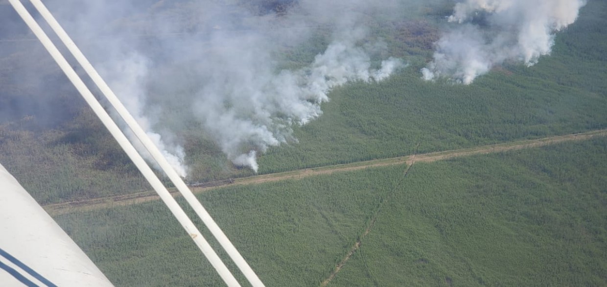 В Томпонском улусе продолжается тушение двух лесных пожаров