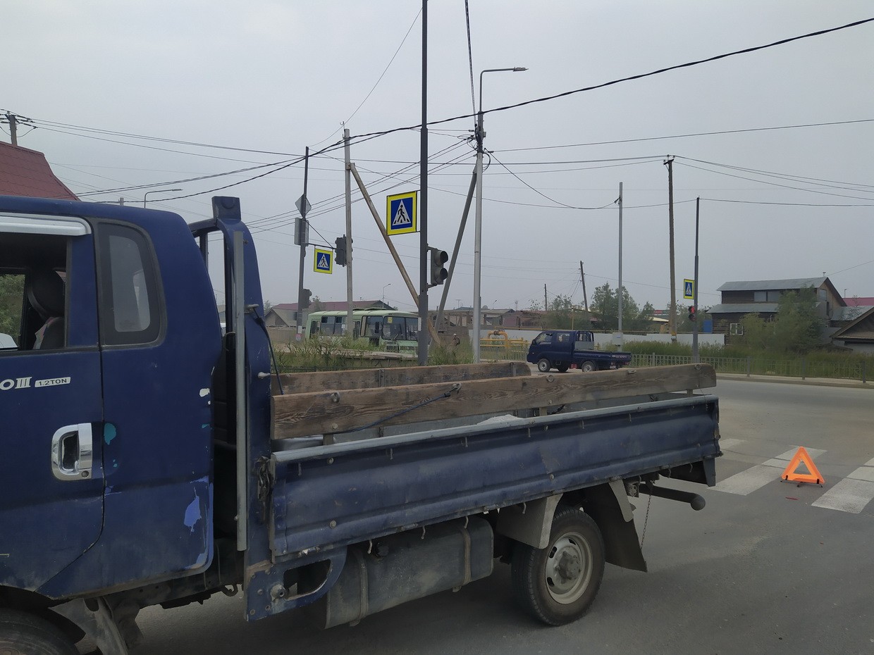 Грузовик гибдд. Три -тон машина в якутски грузовая. Грузовичок из Якутии в Таджикистан.