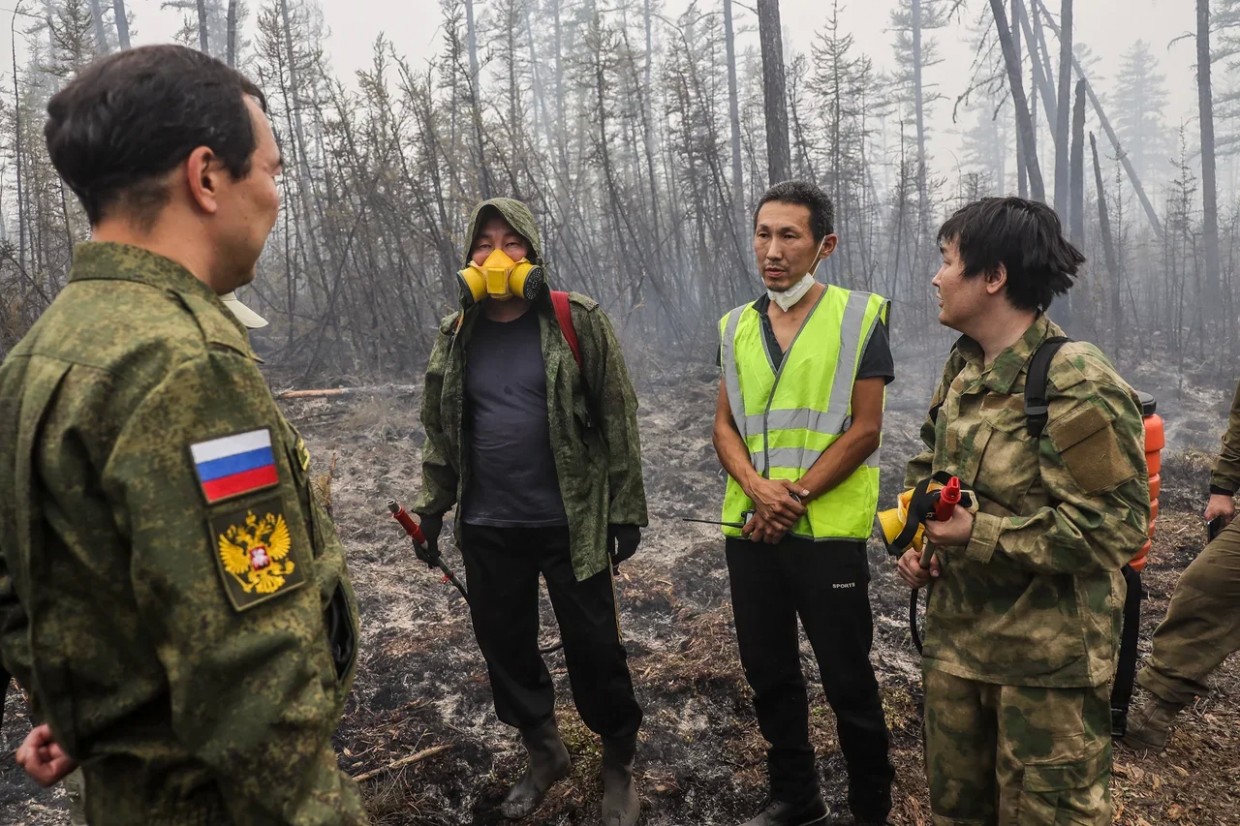 Айсен Николаев проконтролировал ход тушения лесного пожара рядом с селом  Магарас | SakhaPress.ru