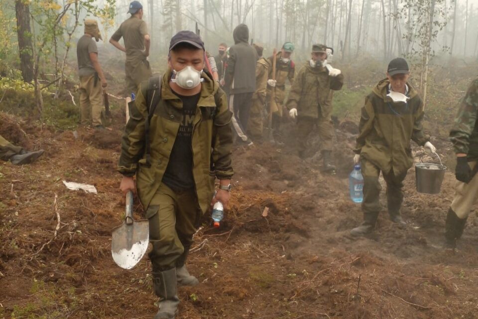 Федерация профсоюзов Якутии просит трудящихся оказать посильную помощь на борьбу с лесными пожарами