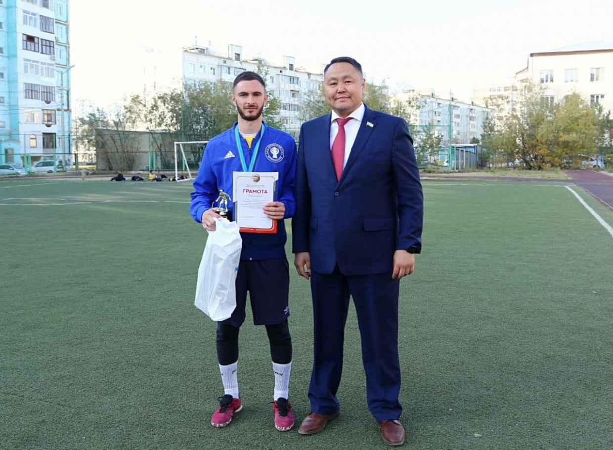 Альберт Семенов поддержал якутских футболистов 