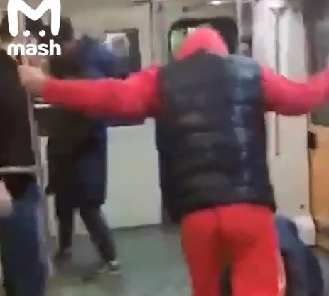 Председатель СК РФ поручил возбудить уголовное в отношении трех мужчин, жестоко избивших москвича в метро