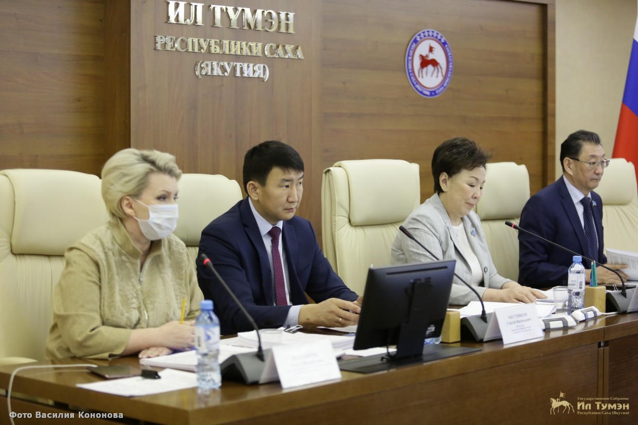Парламент и правительство Якутии пришли к консенсусу по вопросу повышения заработной платы работников прочей категории