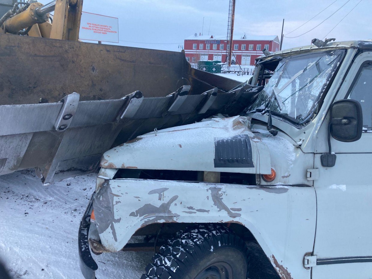 В Нюрбе УАЗ столкнулся с погрузчиком: Пострадали два пассажира