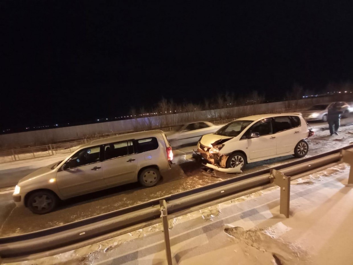 В Якутске неустановленный водитель протаранил два автомобиля и скрылся с места ДТП
