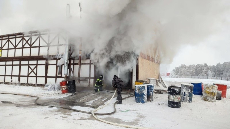 В Якутске загорелось здание, в котором расположены бар и шиномонтаж: Прокуратура проведет проверку