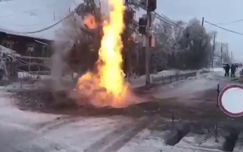 На улице Якутска загорелся газ