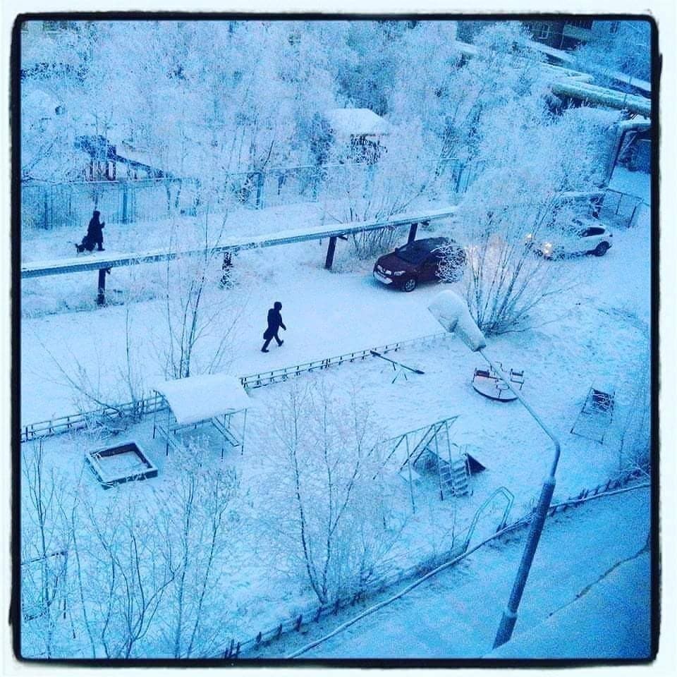 В Якутске днем небольшой снег