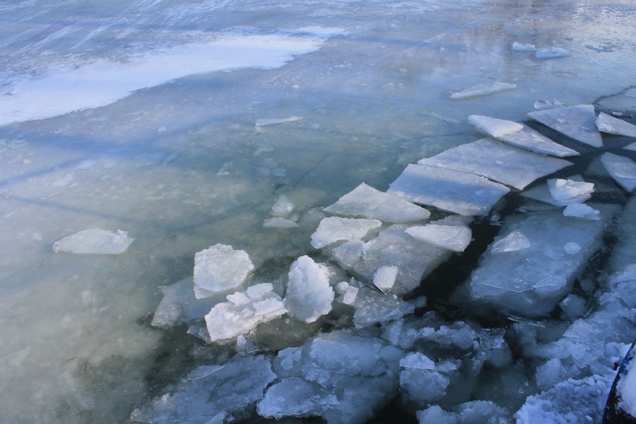 В Якутии под лед провалился грузовой автомобиль: Водолазы вылетели на место происшествия