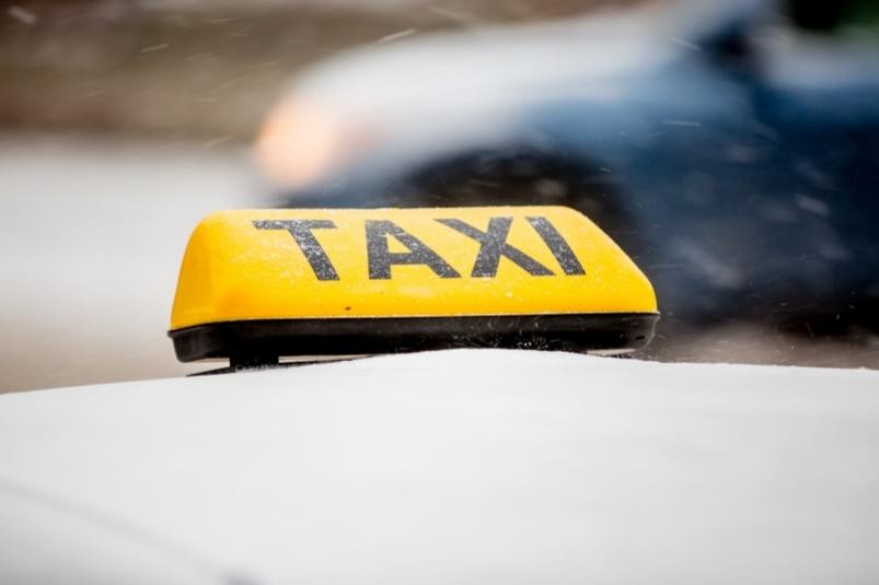Таксист из Мирного стал жертвой аферистов
