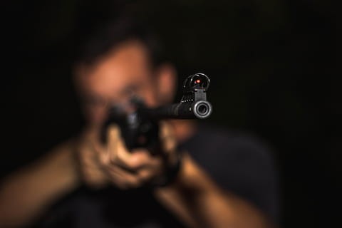 В Нерюнгри молодой мужчина украл ружье, чтобы пострелять по банкам