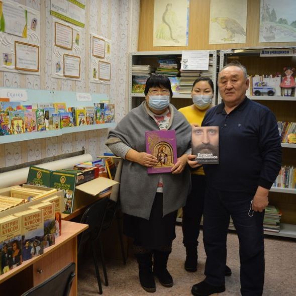 Директор Эвено-Бытантайского филиала Сахаэнерго подарил улусной библиотеке 100 книг