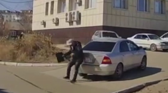 В Якутске везучий пешеход отделался возмущением после наезда 