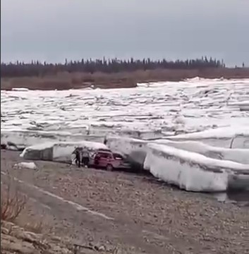В Якутии машину раздавило льдиной во время ледохода