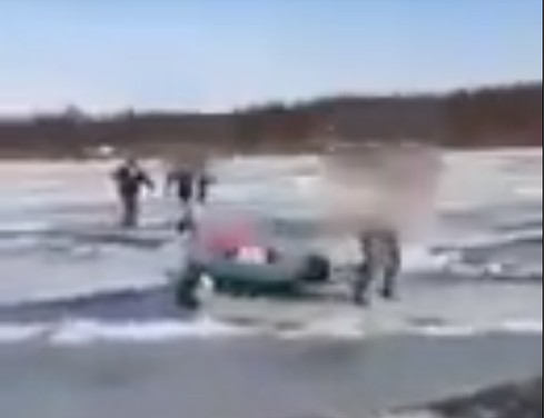 Трое мужчин с ребенком переправились по движущимся льдинам в Якутии