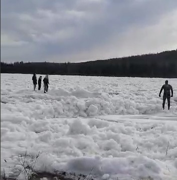 В Якутии четверых подростков едва не унесло на льдине. Их чудом спасли