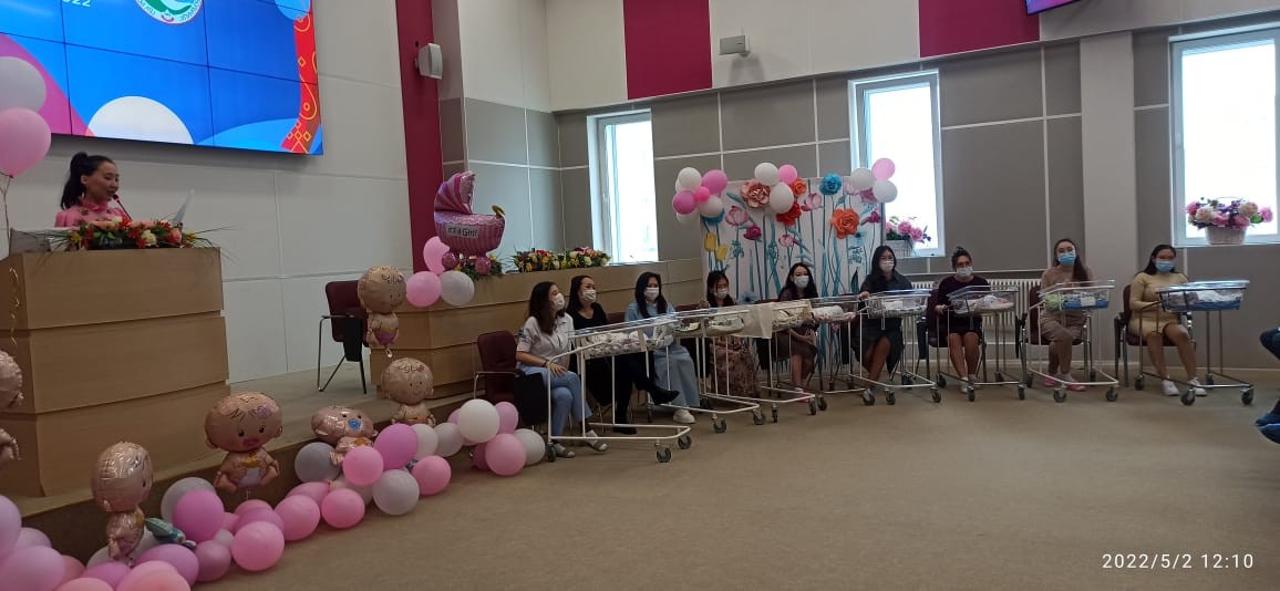В Якутске состоялась торжественная выписка малышей, родившихся в день 100-летия ЯАССР