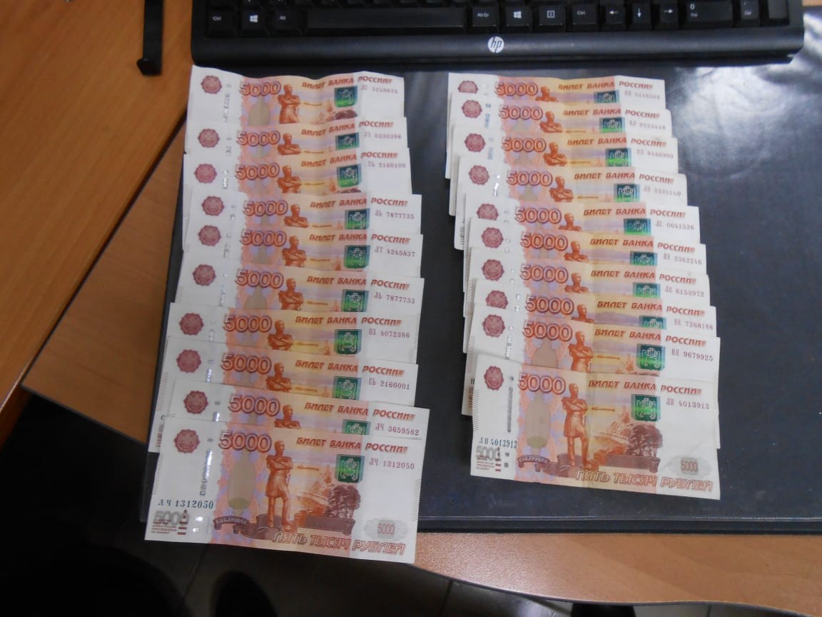 Житель Якутска был задержан при передаче сотруднику полиции взятки в размере 100 тысяч рублей