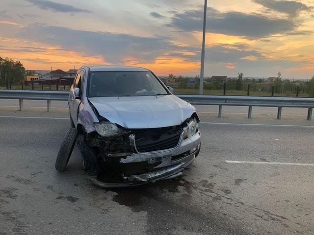 В Якутске водитель дважды врезался в ограждение