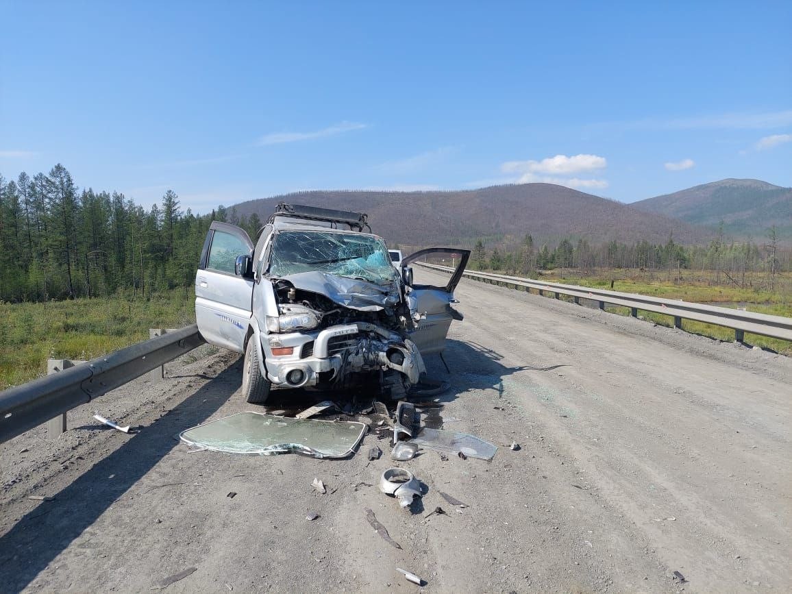 В Якутии микроавтобус столкнулся с большегрузом: Погибла пассажирка, трое ранены
